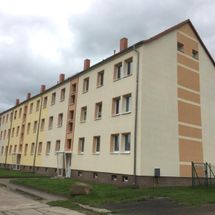 Gereinigte Fassade eines Mehrfamilienhauses